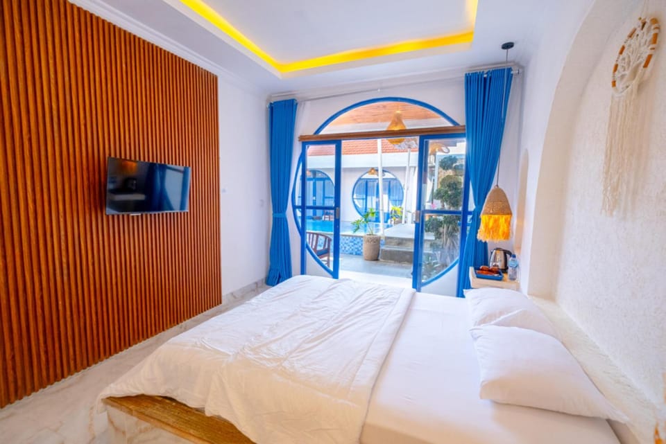 Bed, TV and multimedia, Bedroom