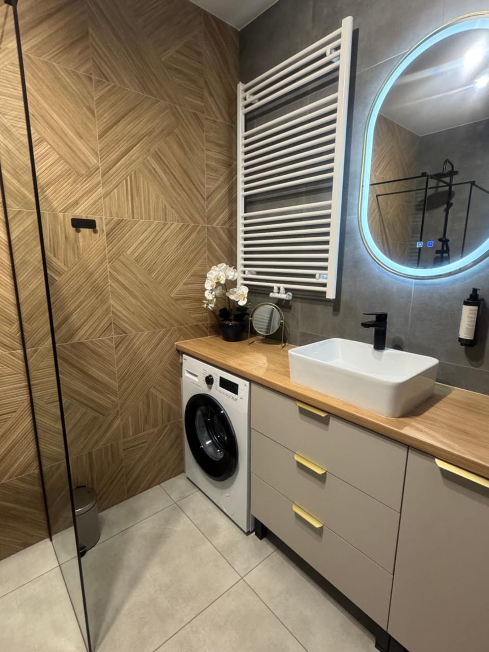 Bathroom, washing machine