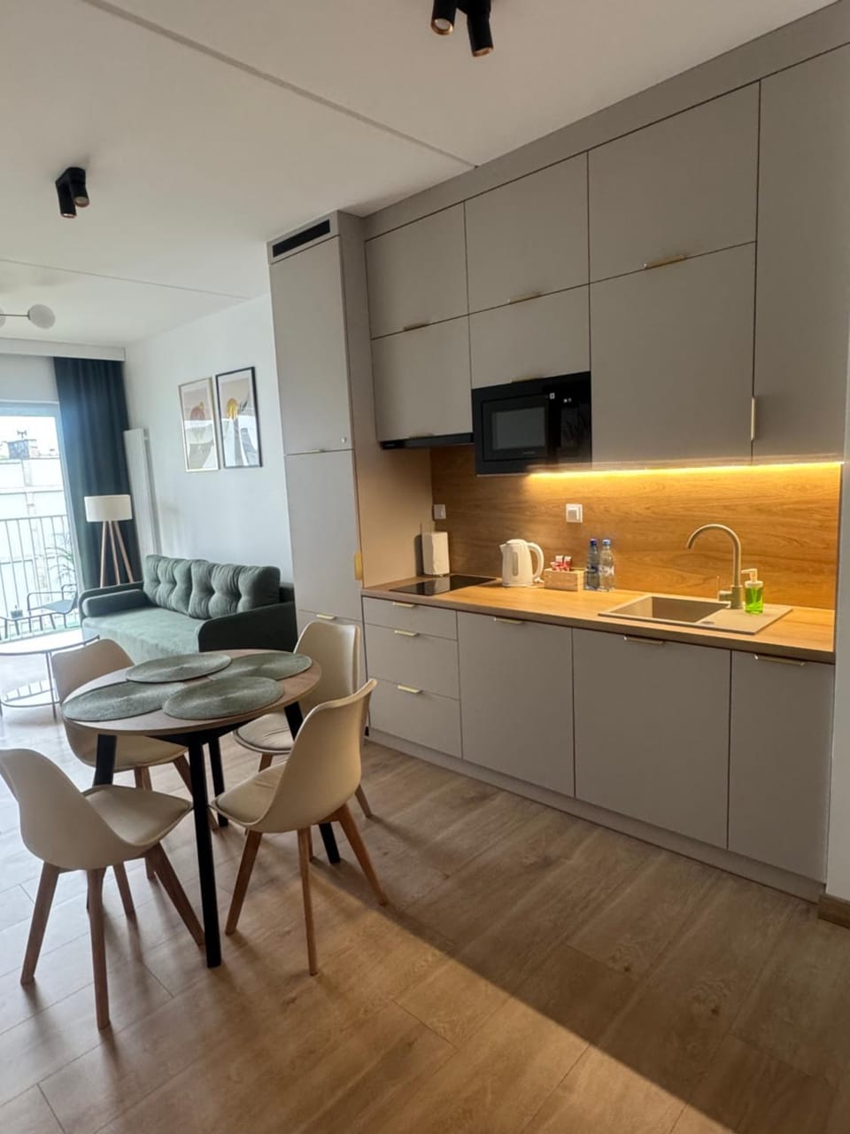 Coffee/tea facilities, Dining area, oven, stove