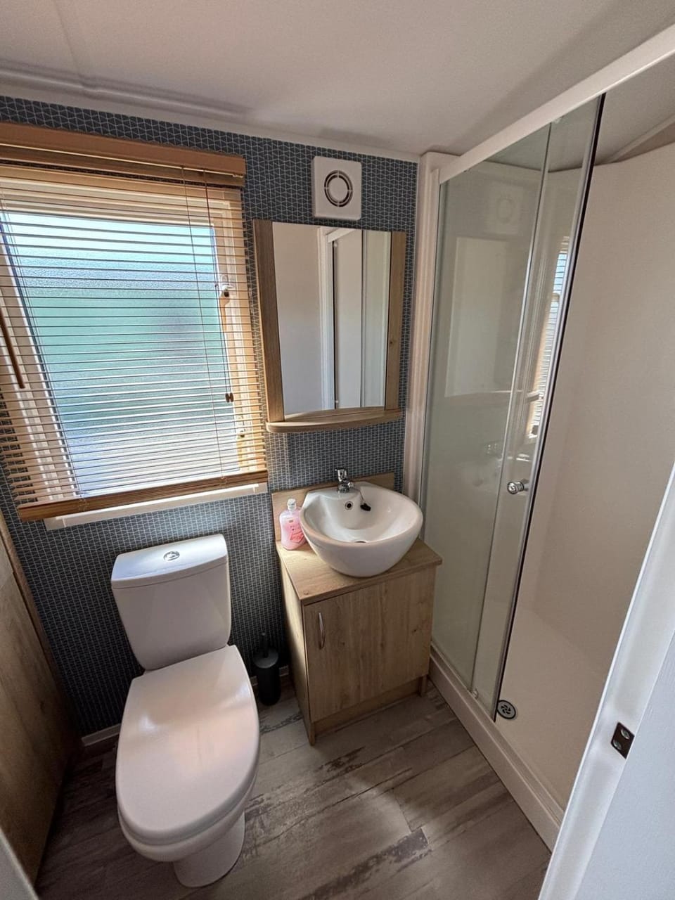 Sunnymede B5 - Fantasy Island - HOT TUB, ramped decking, patio doors, central heating, pet friendly - Meadow Lakes Caravan & Lodge Hire House in Ingoldmells
