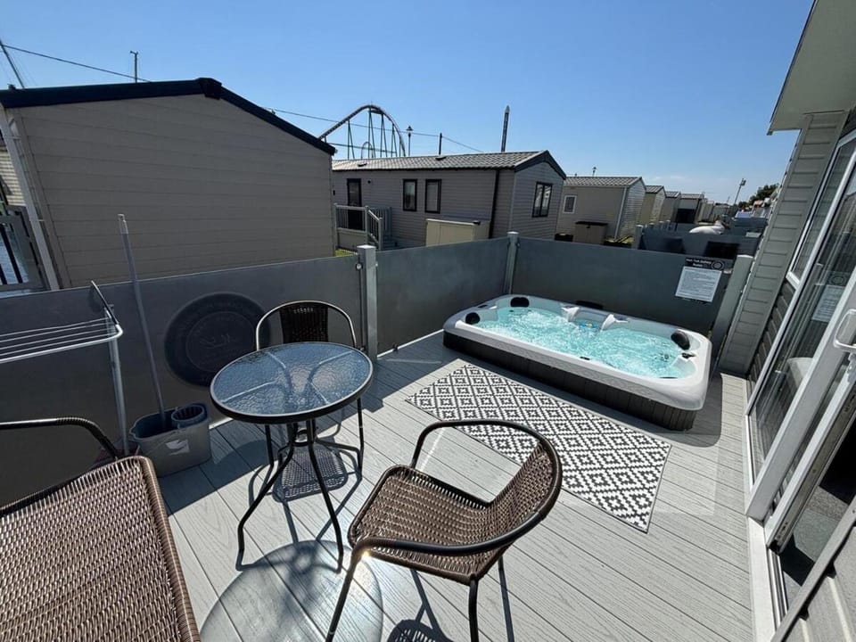 Sunnymede B5 - Fantasy Island - HOT TUB, ramped decking, patio doors, central heating, pet friendly - Meadow Lakes Caravan & Lodge Hire House in Ingoldmells