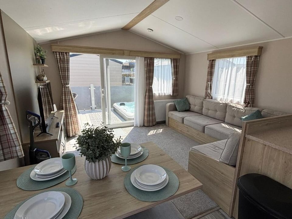 Sunnymede B5 - Fantasy Island - HOT TUB, ramped decking, patio doors, central heating, pet friendly - Meadow Lakes Caravan & Lodge Hire House in Ingoldmells