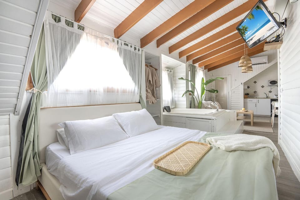 Bed, TV and multimedia, Photo of the whole room, Bedroom, towels
