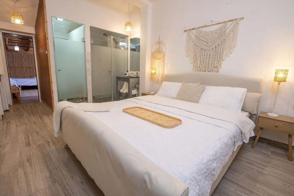Bed, towels