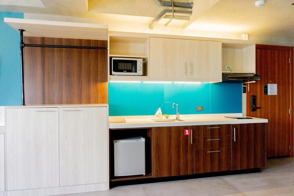 Spacious Condo with 50in TV & Netflix, Near Malls Apartment in Quezon City