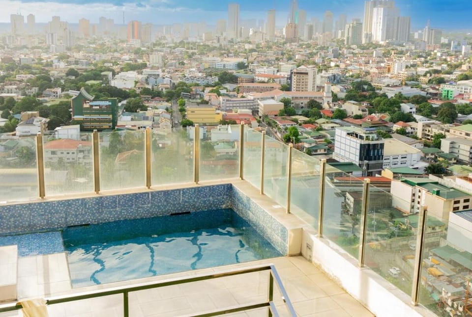 Spacious Condo with 50in TV & Netflix, Near Malls Apartment in Quezon City