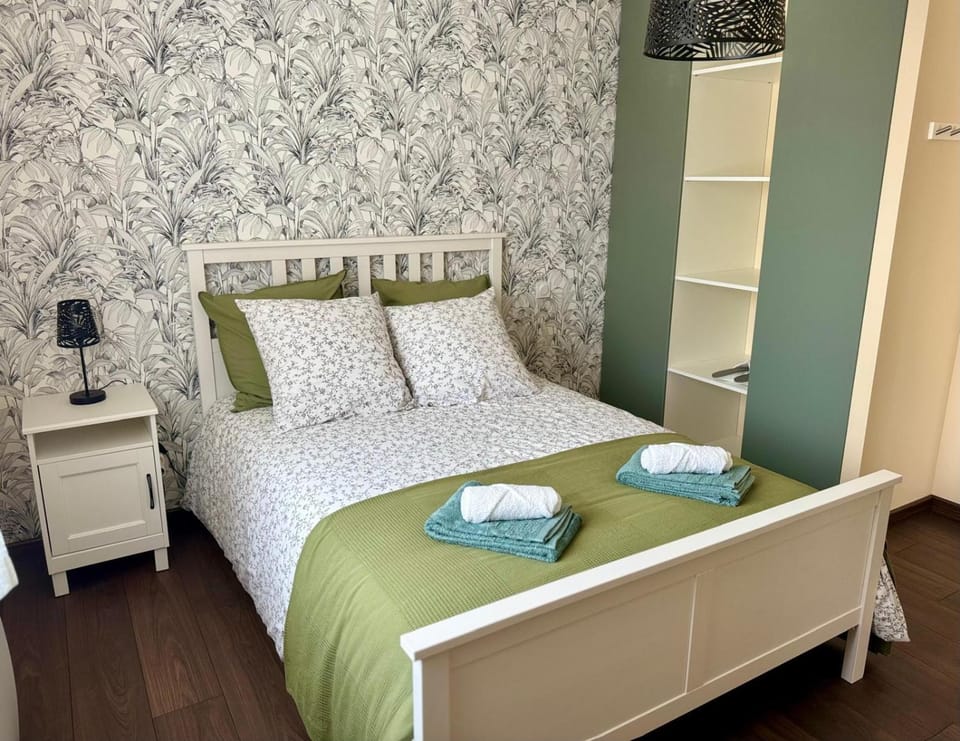 Bed, Bedroom, towels