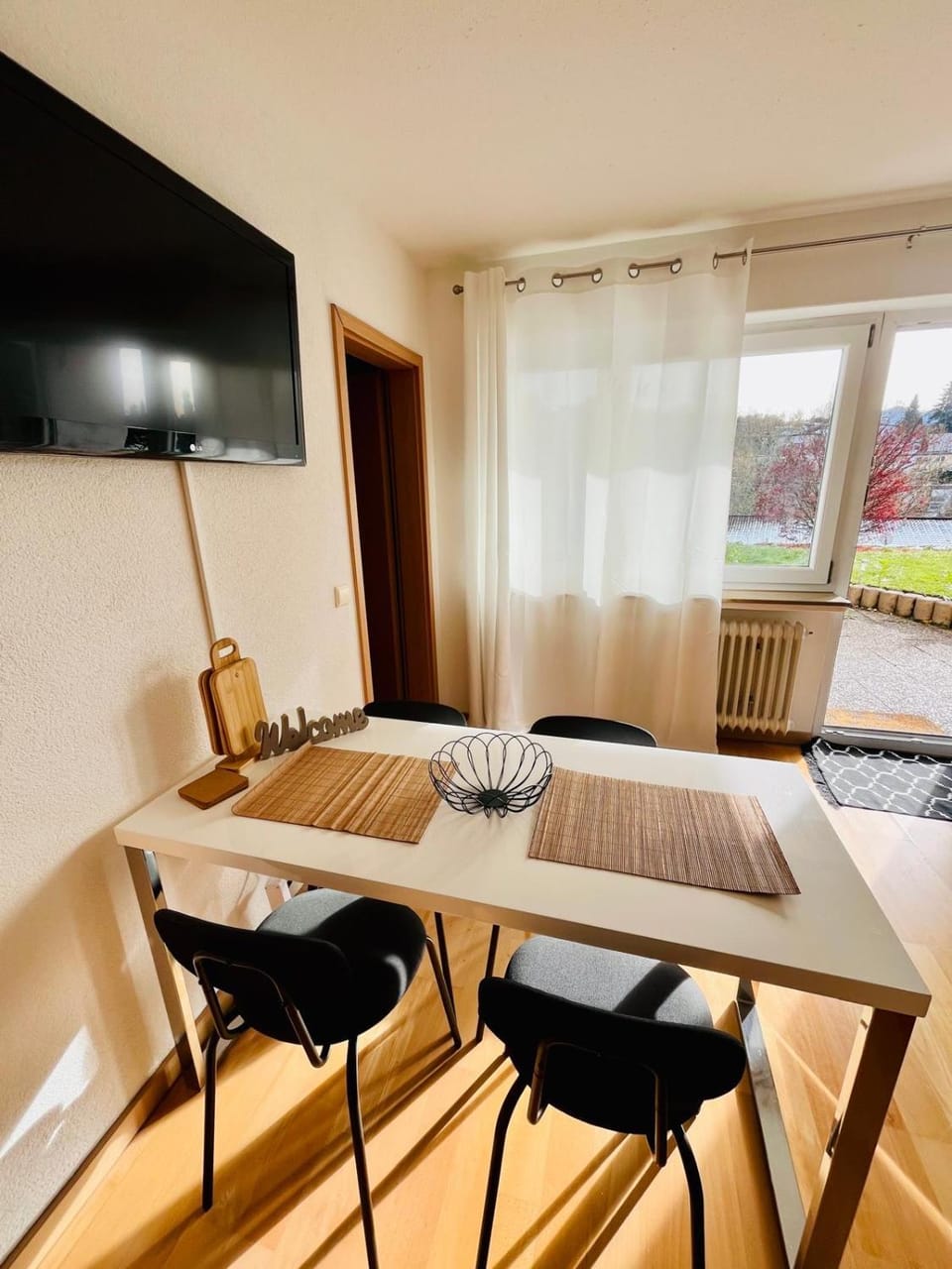 TV and multimedia, Living room, Seating area, Dining area