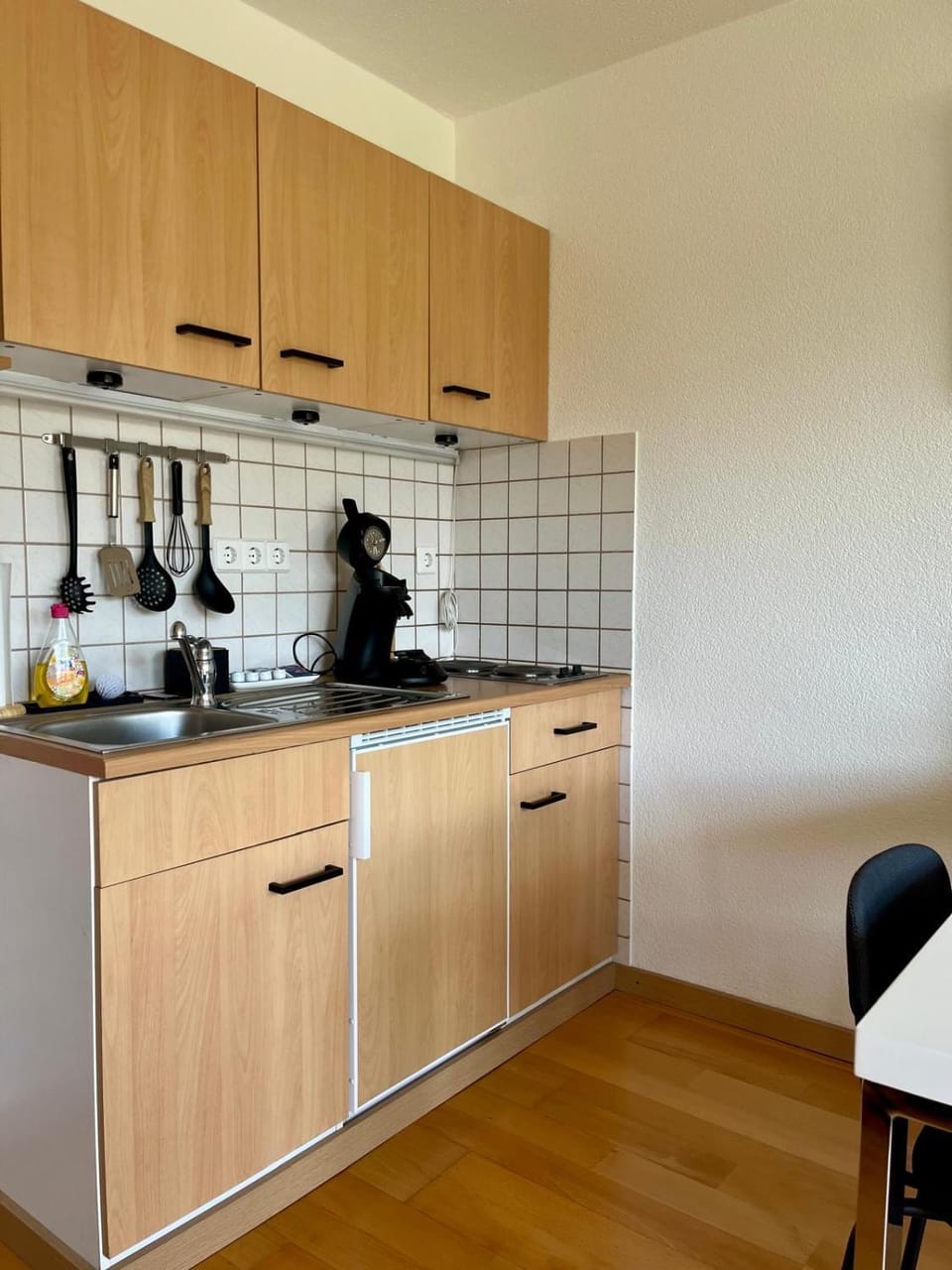 Coffee/tea facilities, Kitchen or kitchenette, stove