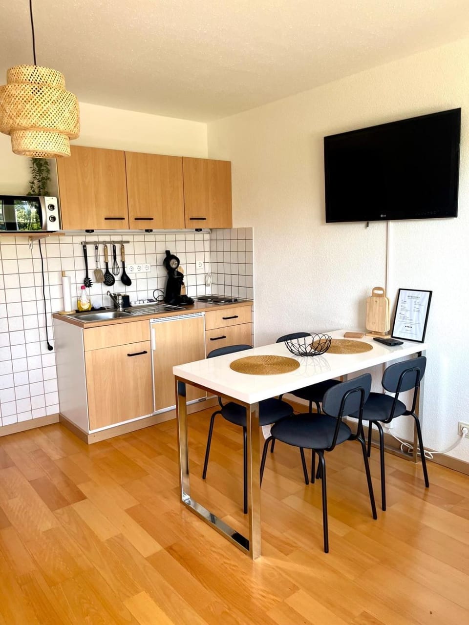 TV and multimedia, Coffee/tea facilities, Kitchen or kitchenette, Dining area, stove