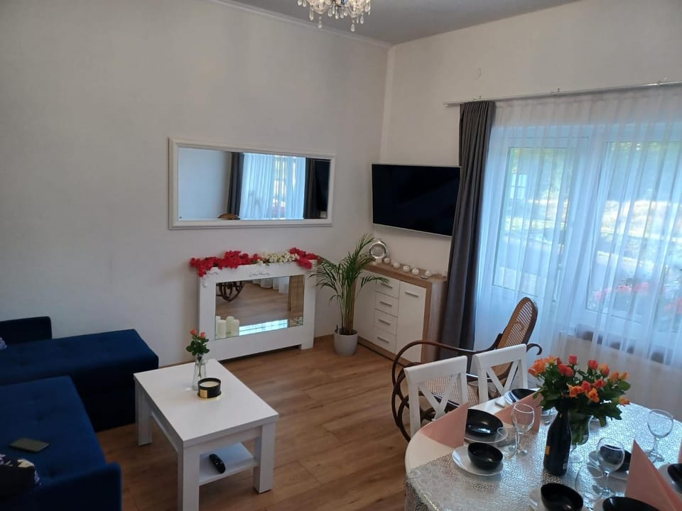 Communal lounge/ TV room, TV and multimedia, Seating area
