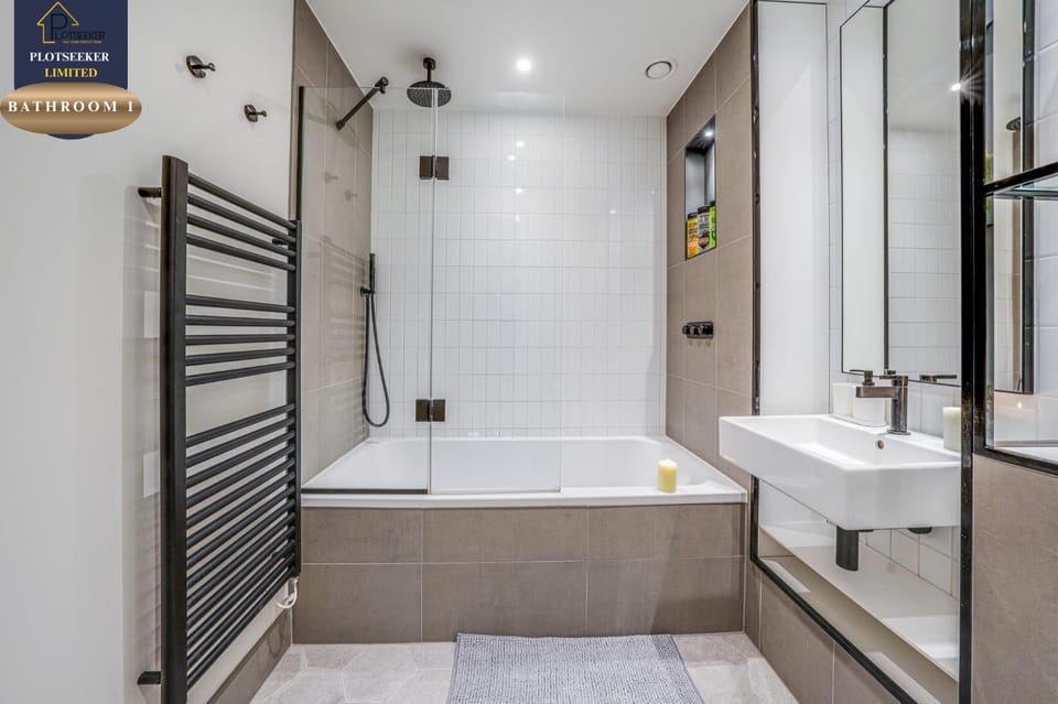 Luxury 2BR Sleeps 6 Wembley & Heathrow Direct Apartment in Wembley