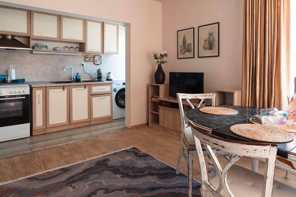 TV and multimedia, Kitchen or kitchenette, Seating area, Dining area, oven, stove