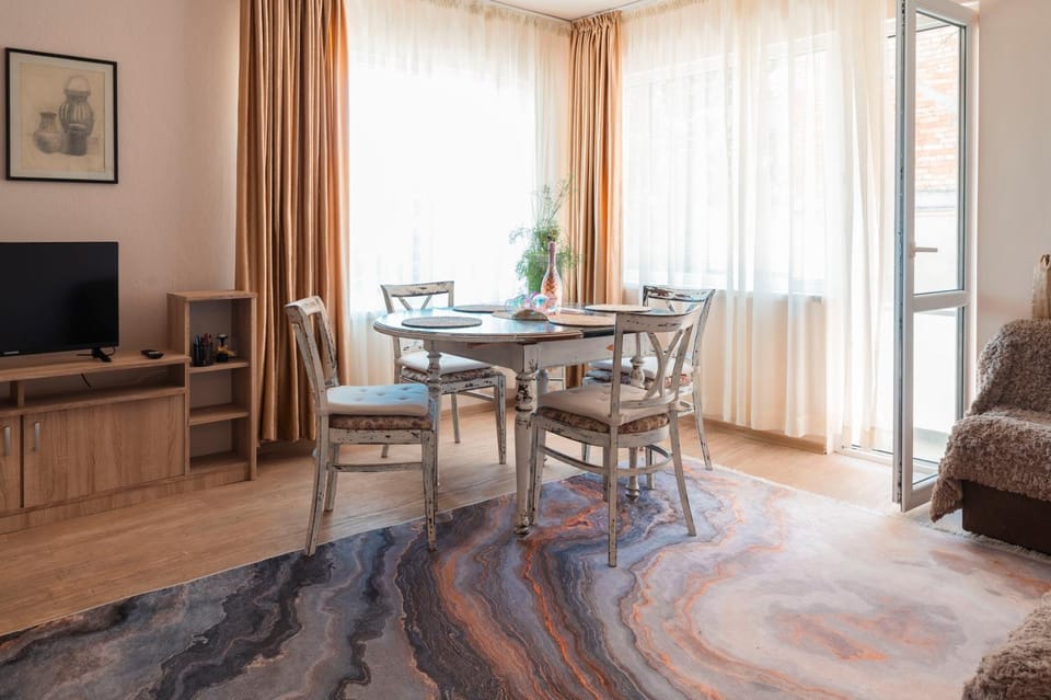 Communal lounge/ TV room, TV and multimedia, Living room, Seating area, Dining area, Evening entertainment