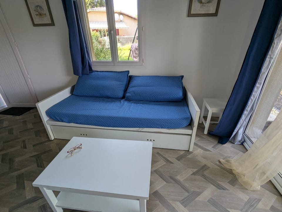Bed, Living room