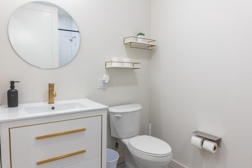 Toilet, Bathroom, towels