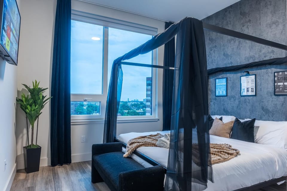 Bed, TV and multimedia, View (from property/room), View (from property/room), Seating area, Bedroom, towels