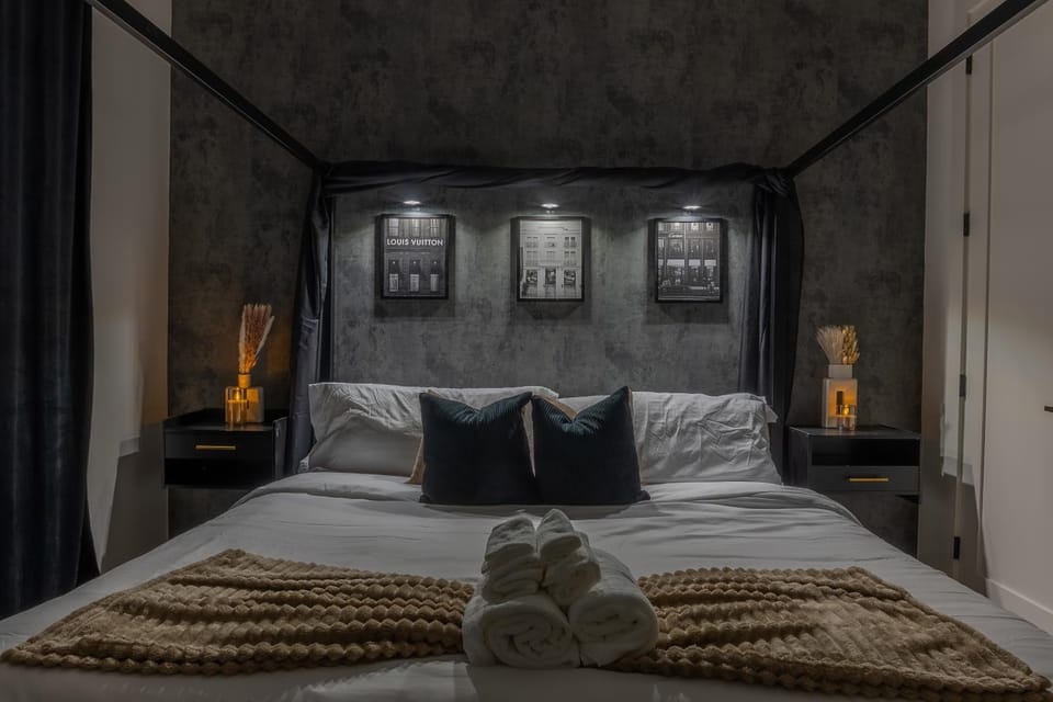 Bed, Bedroom, towels, towels