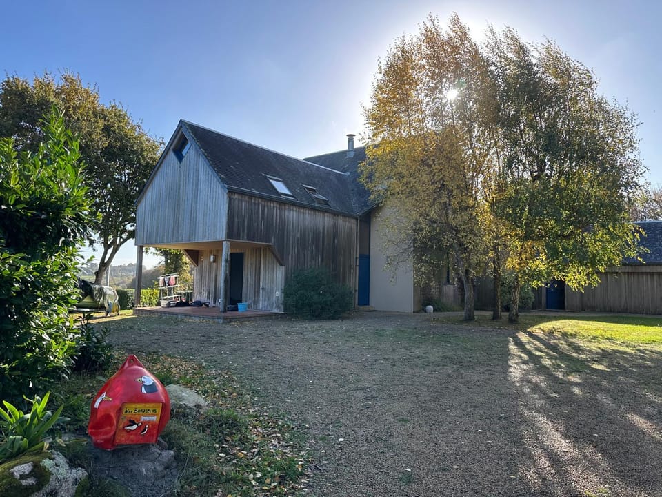 Property building, Facade/entrance, Natural landscape, Garden, Garden view, group of guests