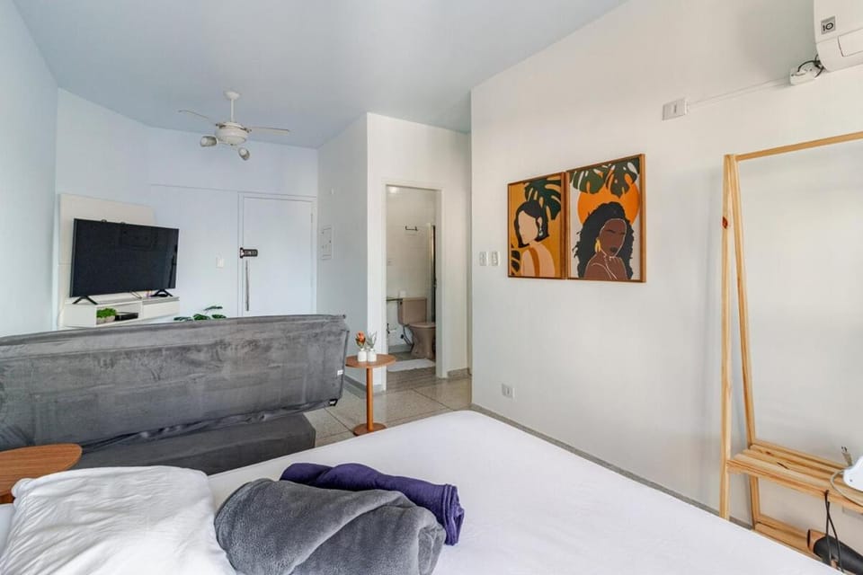 Bed, TV and multimedia, Bedroom