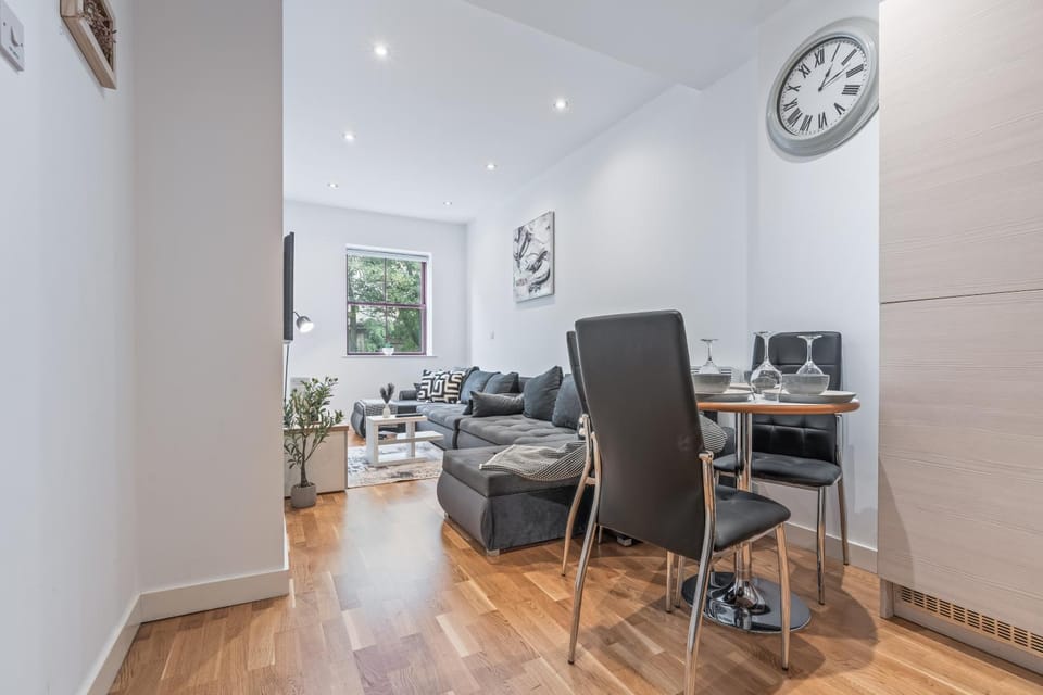 Leeds City Centre 2BR Apt Modern Sleeps 8 Apartment in Leeds