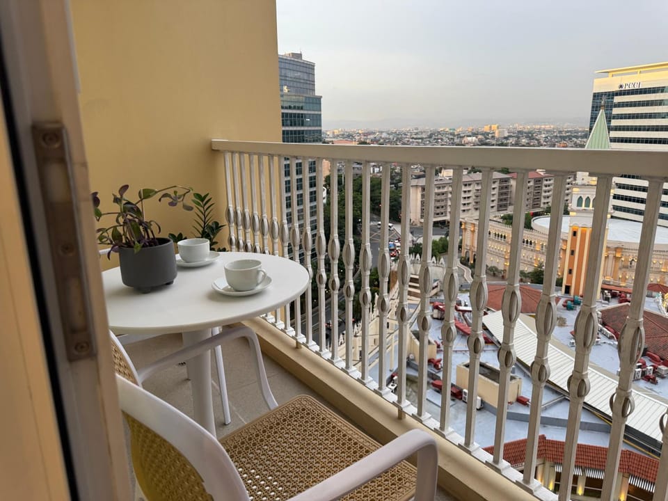 View (from property/room), Balcony/Terrace, City view