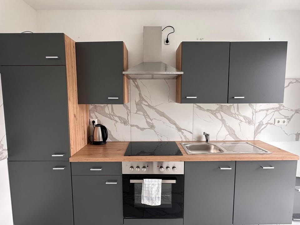 Coffee/tea facilities, Kitchen or kitchenette, dishwasher, oven, stove, kitchen