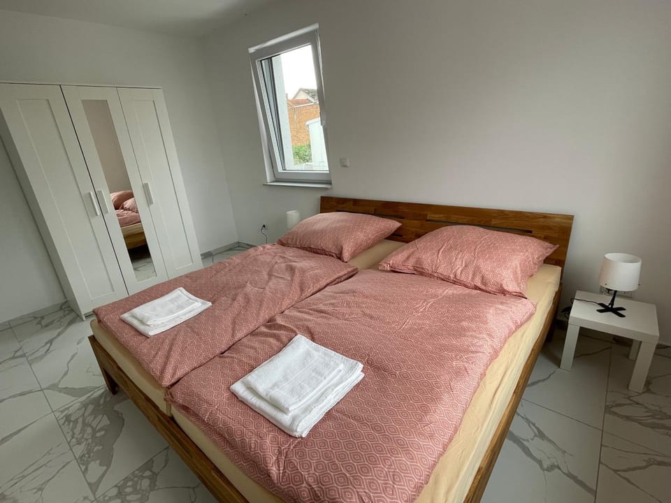 Bed, Photo of the whole room, Bedroom, towels