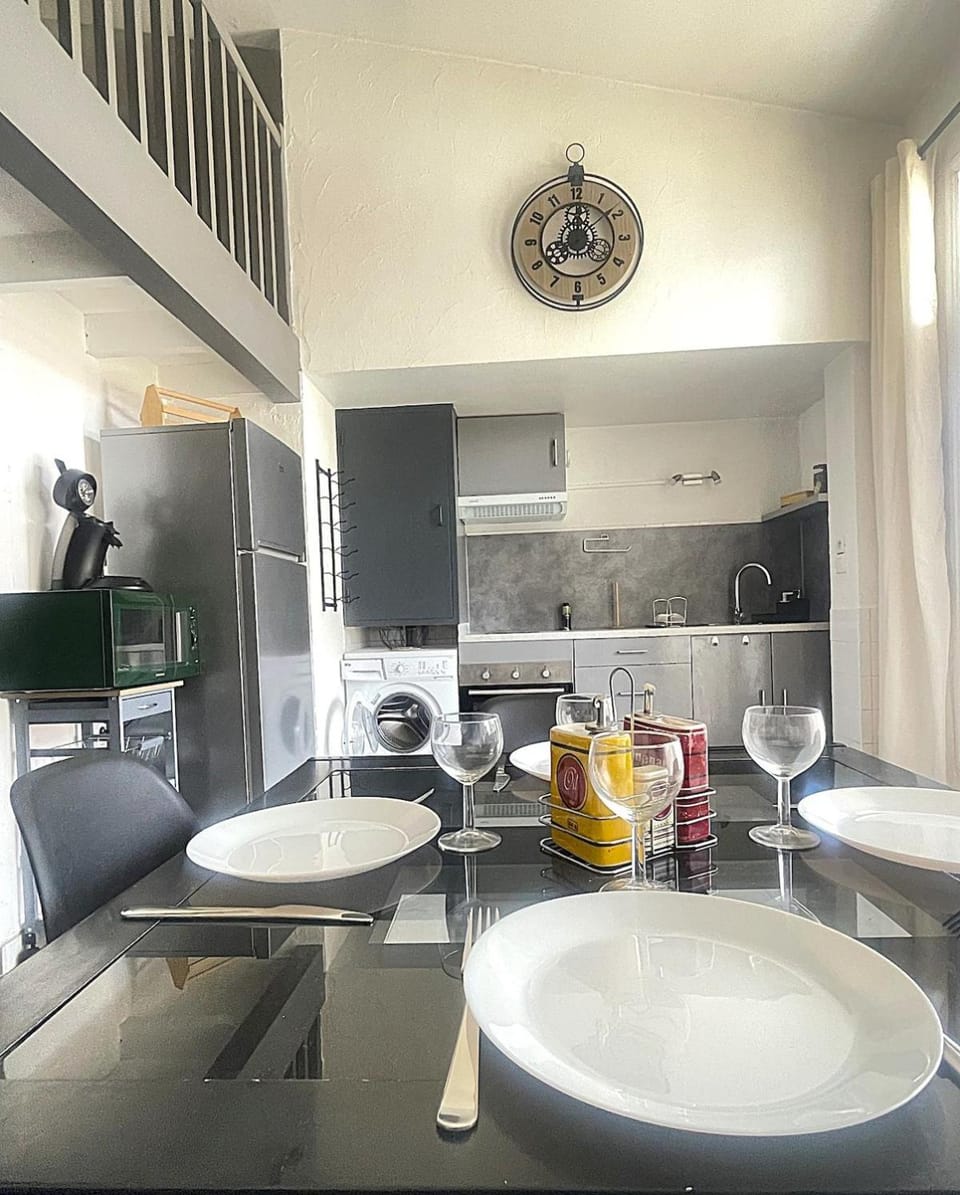 Kitchen or kitchenette, Dining area