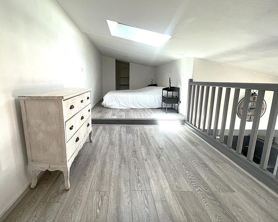 Bed, Photo of the whole room, Bedroom, storage