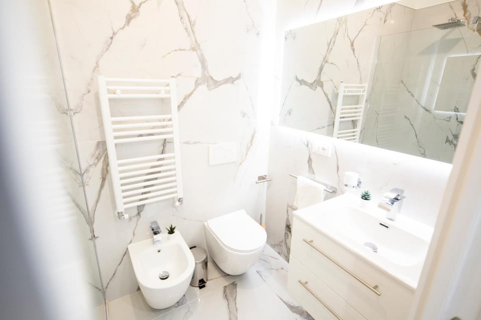 Shower, Toilet, Bathroom, bidet, towels