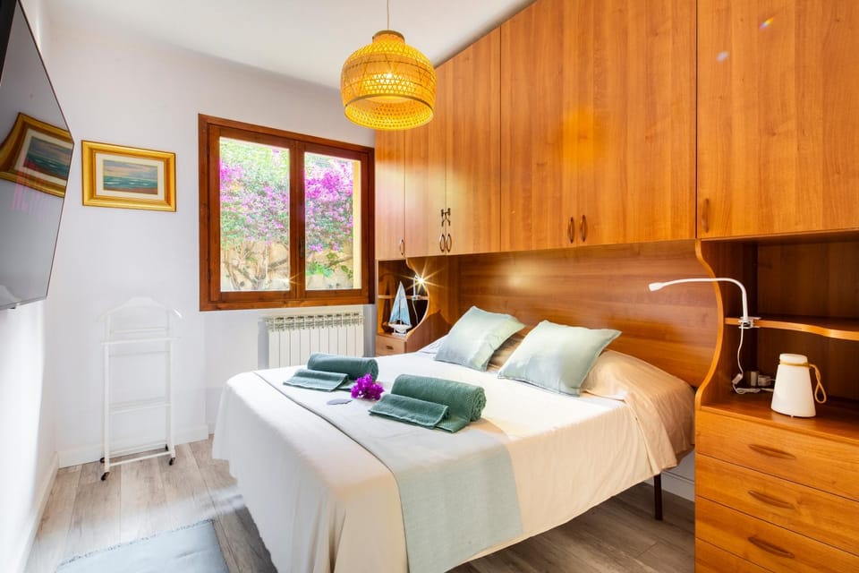 Bed, Photo of the whole room, Bedroom, towels, wardrobe