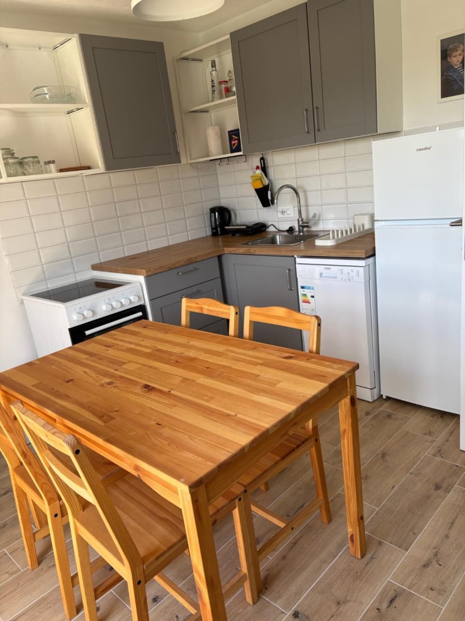 Kitchen or kitchenette, Dining area