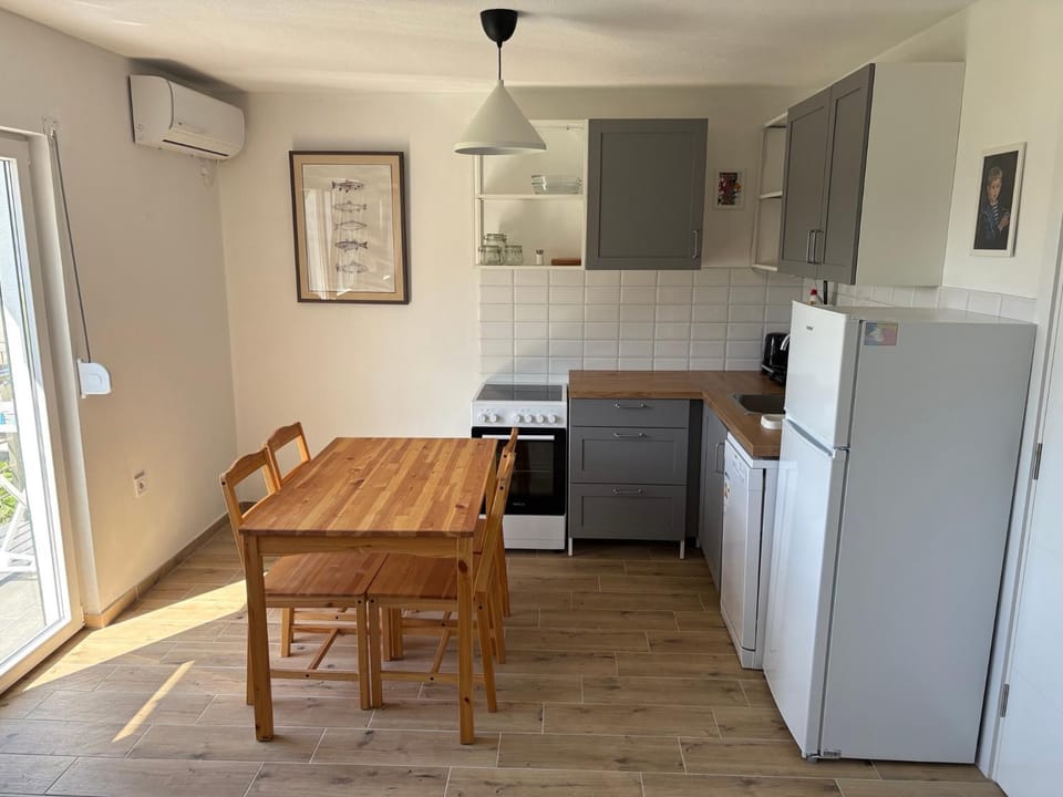 Dining area, kitchen