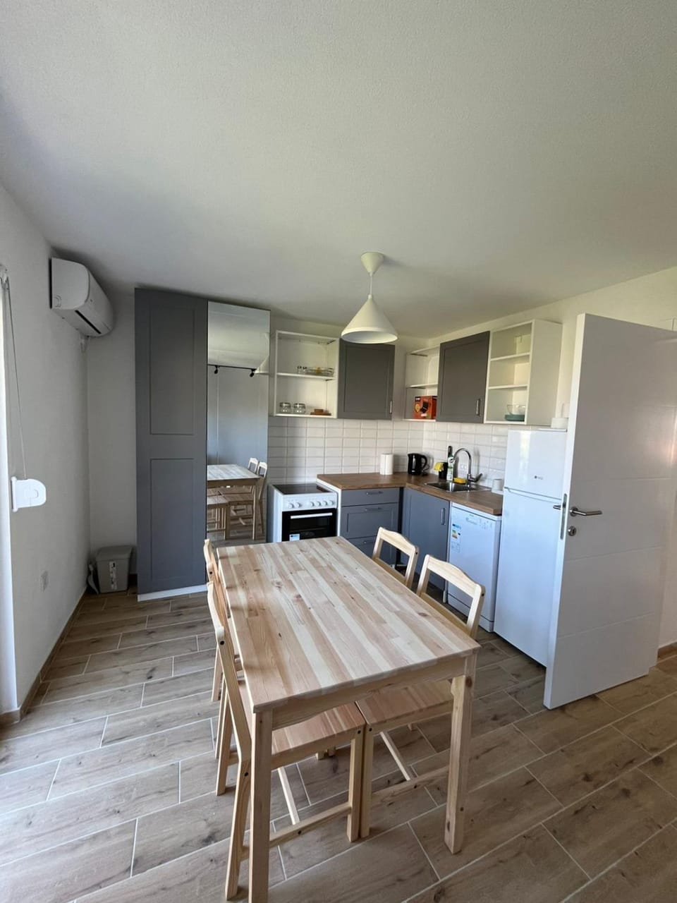 Kitchen or kitchenette, Dining area, dishwasher, oven, stove