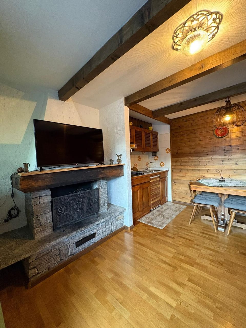 TV and multimedia, Dining area, fireplace