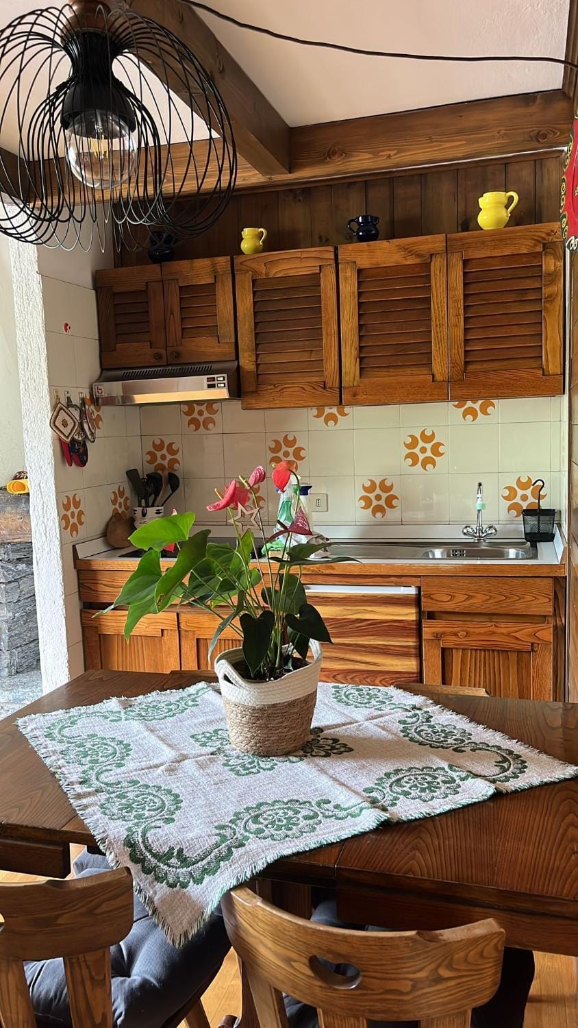 Kitchen or kitchenette, Dining area