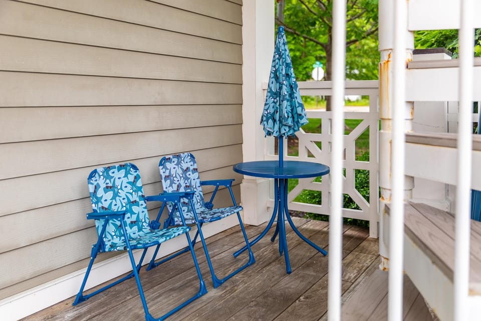 Rooftop Balcony, Lake Views, Pool and Walk to Town House in Saugatuck