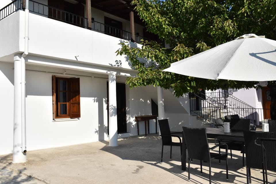 Property building, Balcony/Terrace, Dining area