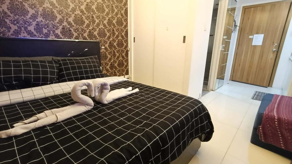 Grand Riviera Condotel Near St lukes Medical Center House in Manila City