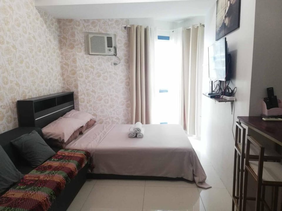 Bed, TV and multimedia, Decorative detail, Bedroom
