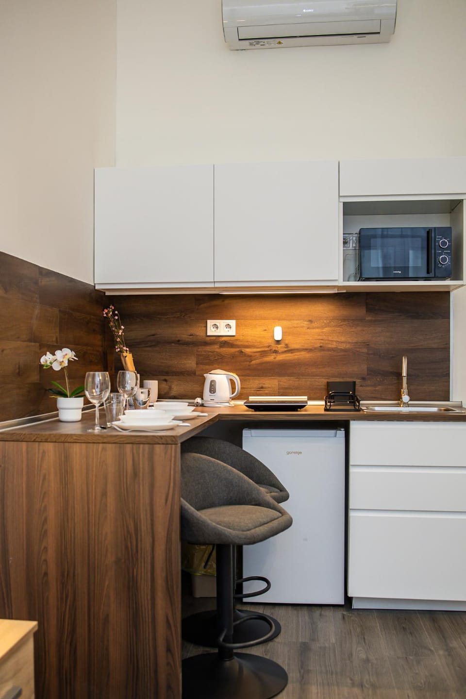 Kitchen or kitchenette, air conditioner