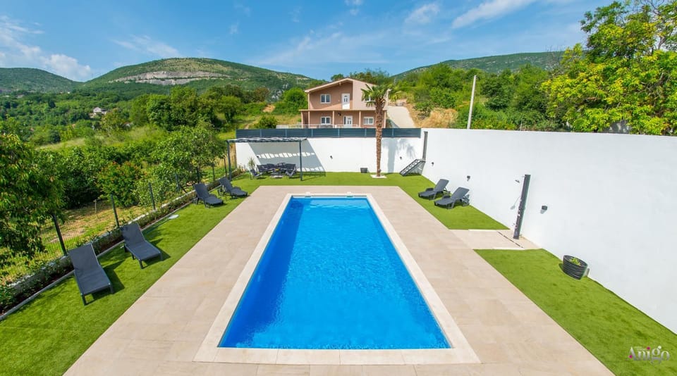 Mountain view, Pool view, Swimming pool, Swimming pool, sunbed
