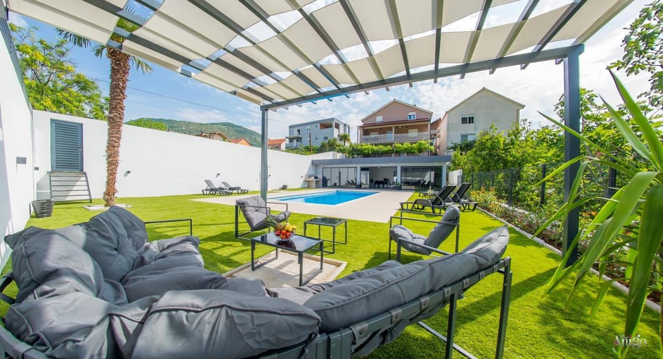 Property building, Garden, Seating area, Garden view, Pool view, Swimming pool, sunbed