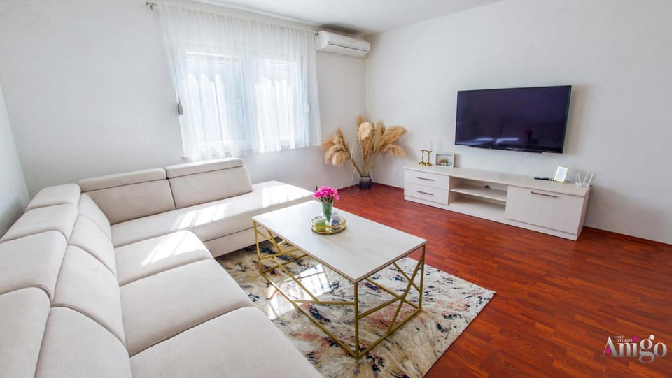 TV and multimedia, Living room, Seating area, air conditioner