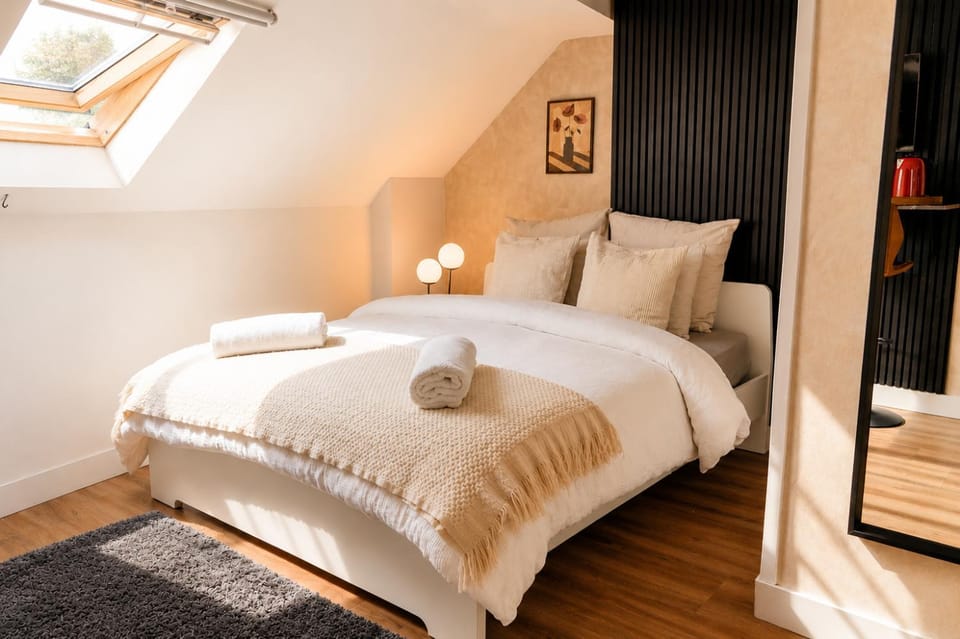 Bed, Bedroom, towels