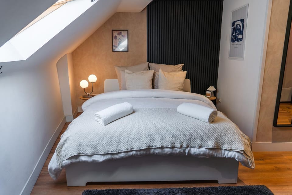 Property building, Bed, Bedroom