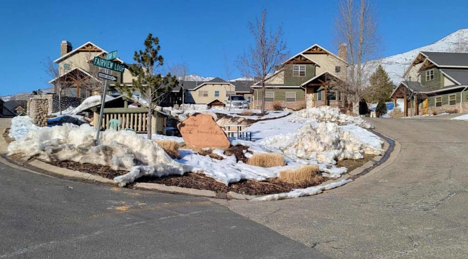Powder Mountain Views & Golfing Pool Game Room Sauna House in Utah