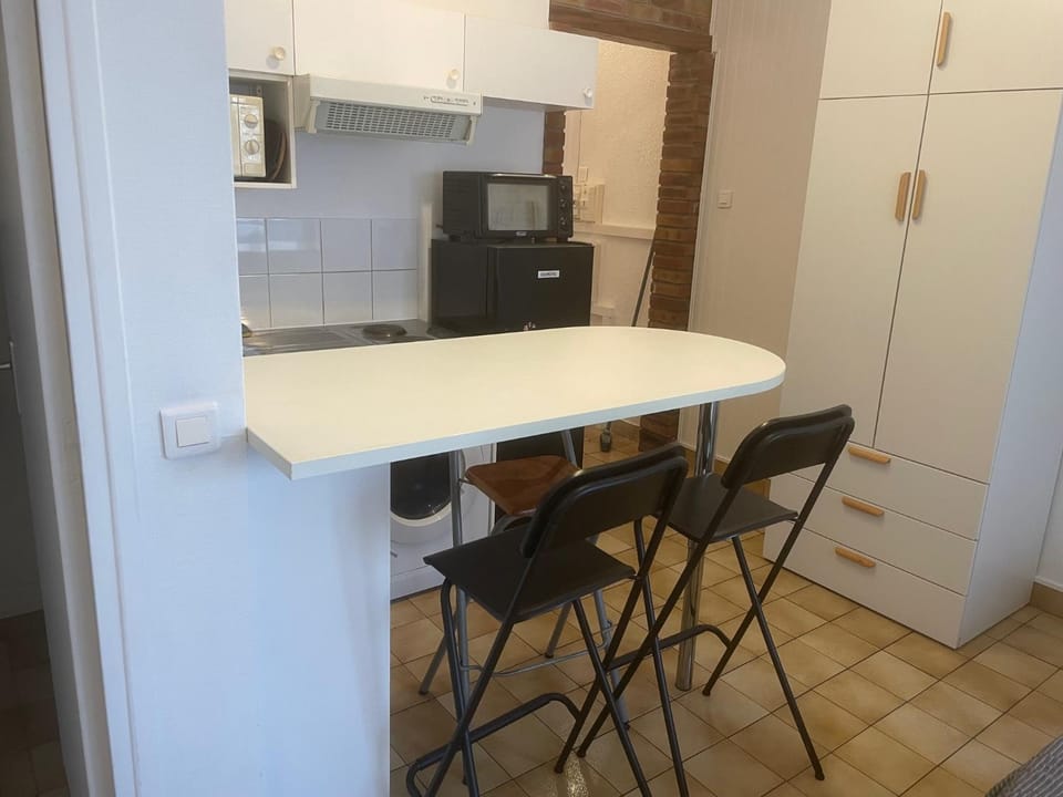 Kitchen or kitchenette, Dining area, oven
