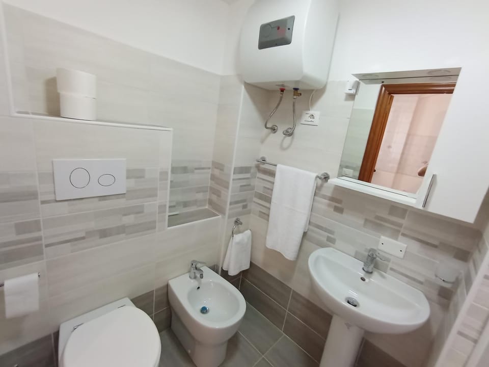 Shower, Toilet, Bathroom, bidet, towels